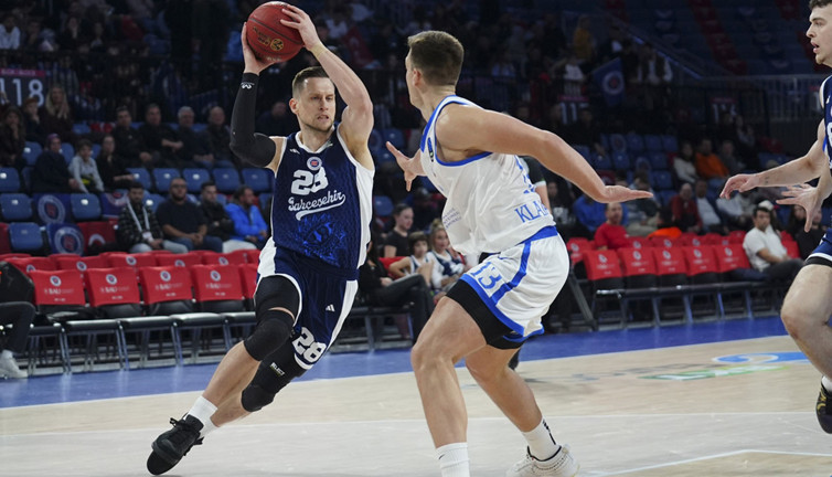 Başçeşehir'in evde boynu bükük