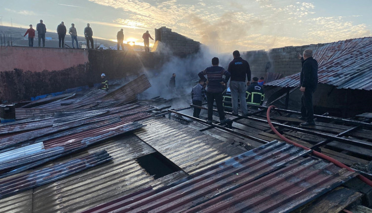 Bir anda cehenneme döndü: Tatvan Sanayi Sitesi alev alev!