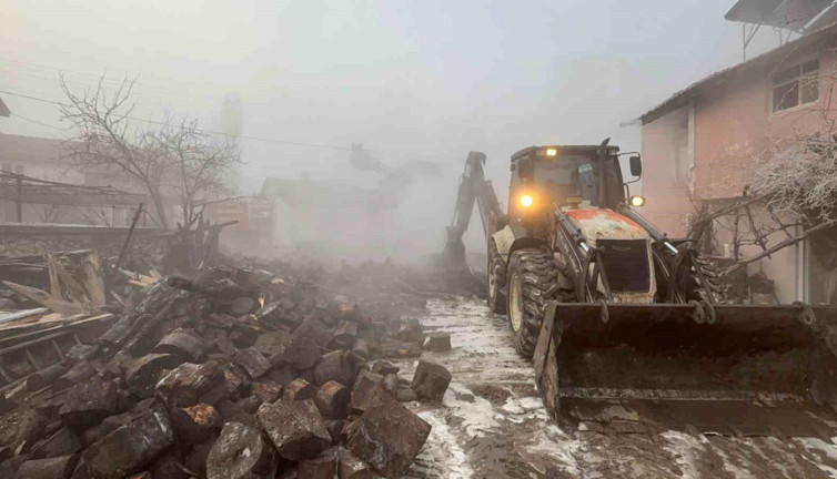 Bükerler Köyü'nde kış ortasında kabus: Bir aile evsiz kaldı! Sabaha karşı alevler her şeyi yuttu