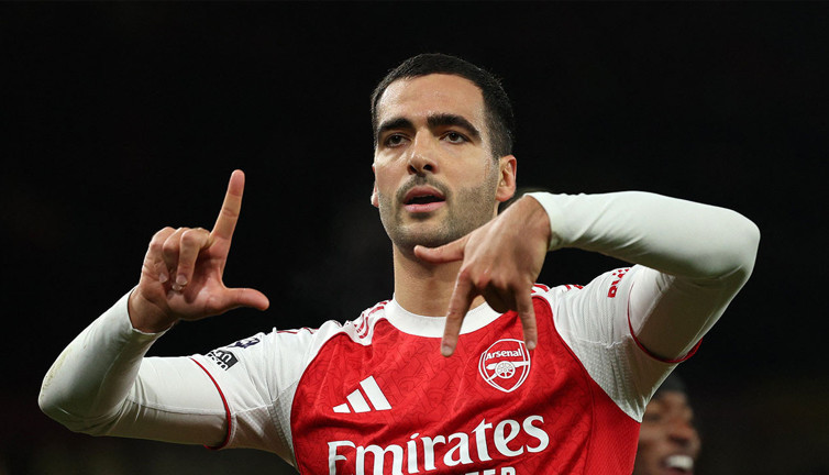 Lider Arsenal puan farkını korudu