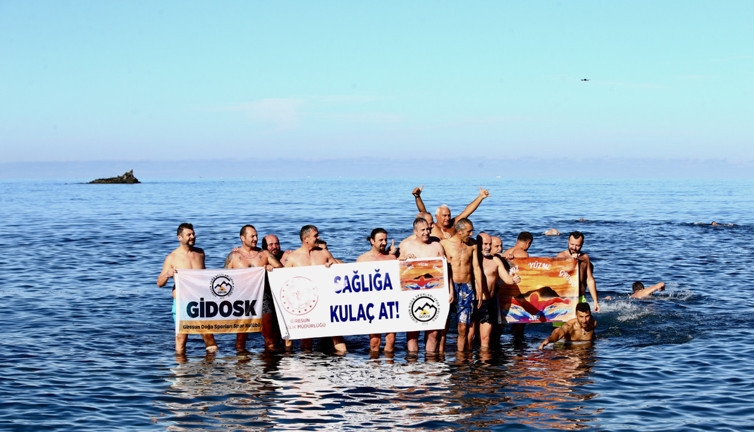 Soğuk suda sıcak mesaj: ‘Sağlığa Kulaç At!’