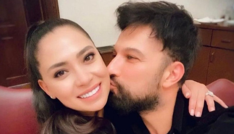 Tarkan 'Dünya Öpücük Günü'nü kutladı