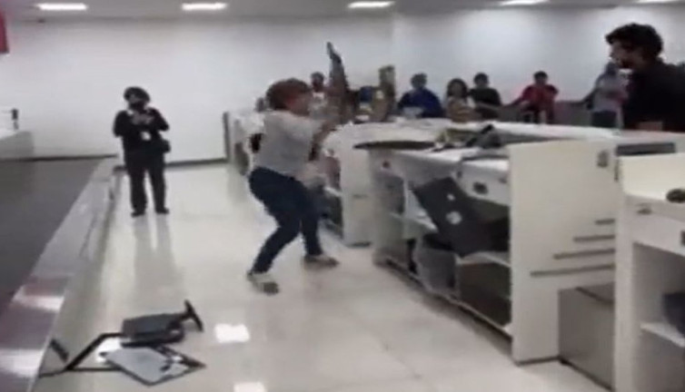 Öfkeli yolcu havalimanın birbirine kattı. Bilgisayarları kırdı