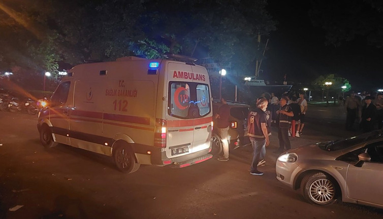 Şişe darbesiyle yaralanan gençler hastanelik oldu