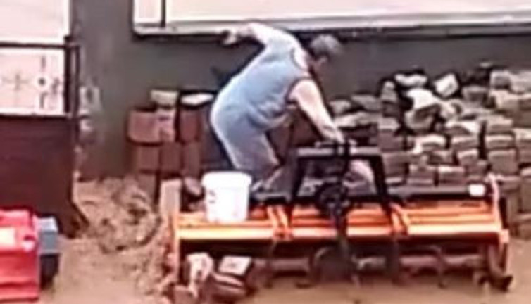 Dereler taştı ev ve bahçeleri su bastı