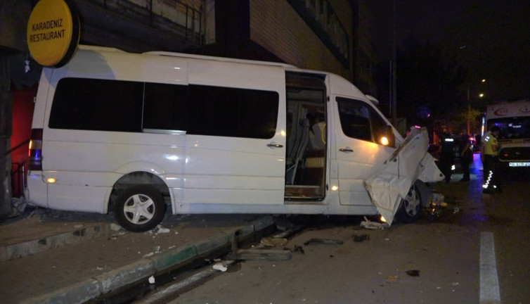 Sürücünün kontrolünü kaybettiği servis minibüsü restorana girdi