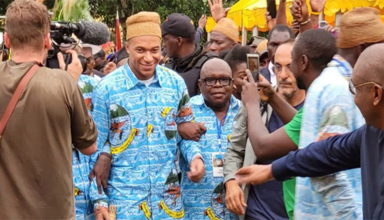 Mbappe Kamerun'da kaçırılma korkusu yüzünden zırhlı araçlarla götürüldü