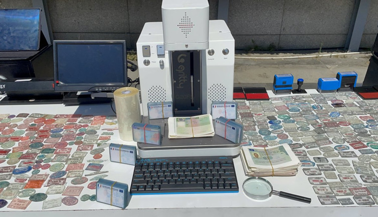 İstanbul'da sahte pasaport ve kimlik operasyonu: Iraklı şüpheli gözaltında