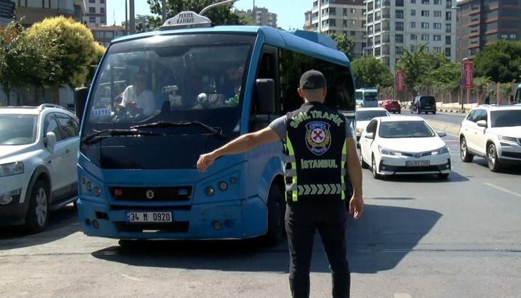 Polis yolcu gibi bindi: Minibüsçülere ceza yağdı