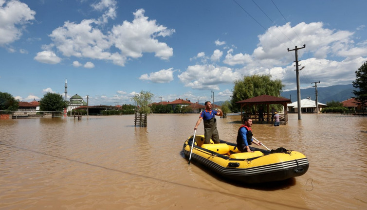 Tamamı sular altında kalan köyde tahliye çalışmaları sürüyor