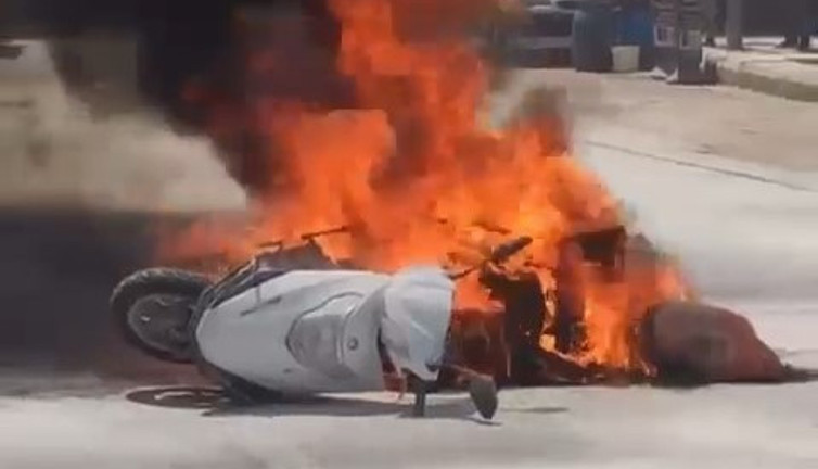 Sipariş götüren kuryenin motosikleti alev topuna döndü