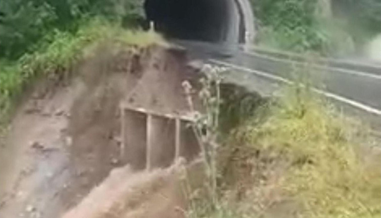Ölüm garantili yol. Yandaş müteahhidin yaptığı yol çöktü