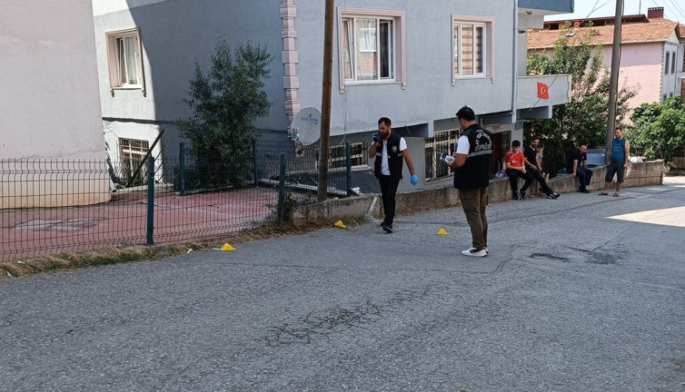 Evinin önünde otururken silahla vuruldu