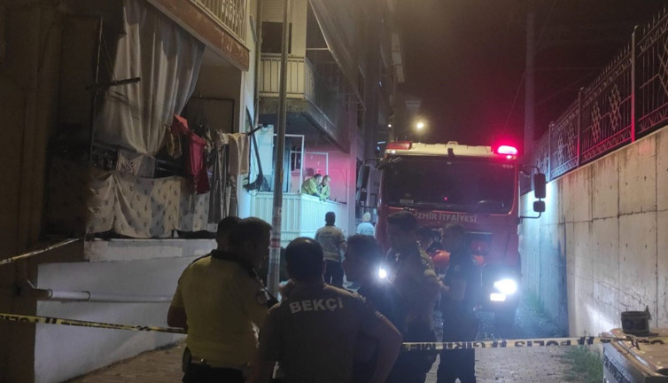 Evinde meydana gelen patlamadan korkup balkondan atladı