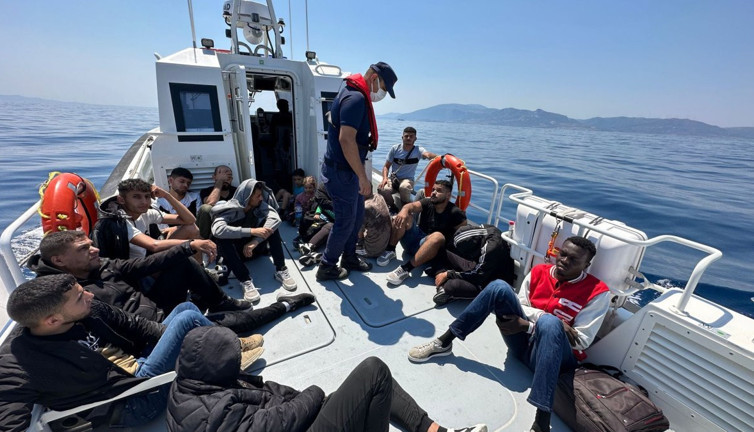 Yunan tarafından Türk kara sularına itilen 32 sığınmacı kurtarıldı