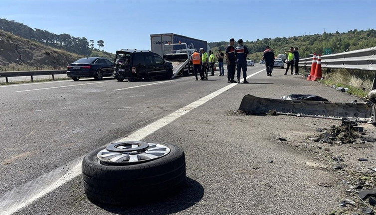 Otoyolda lastiği patlayan araç kazaya neden oldu: 9 yaralı
