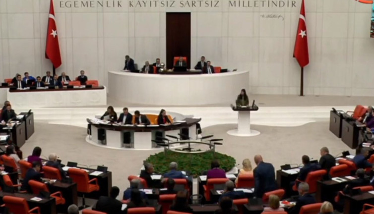 Vekil kürsüde Arapça konuştu. Meclis'te ortalık karıştı