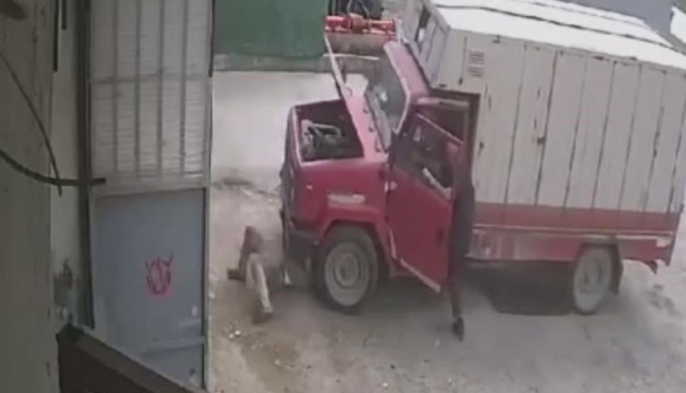 Tamir için aracın altına yattı, korkunç anlar kameraya yansıdı