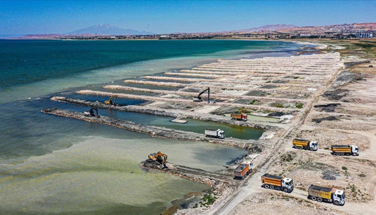 Van Gölü'nden 1 milyon 110 bin metreküp dip çamuru ve balçık çıkarıldı