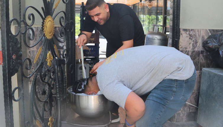 El Nino sıcakları Adana'yı kavurdu. Fırıncılar çareyi kafalarını buzlu suya sokmakta buldu