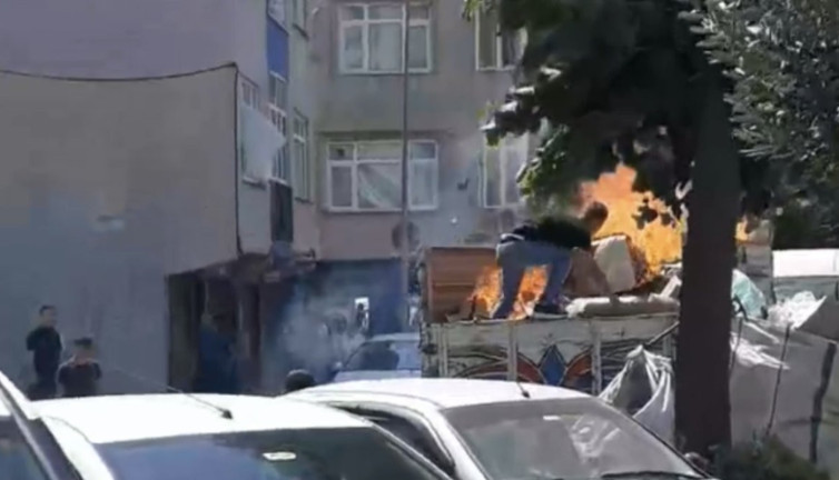 Kamyonetin kasası alev aldı. Vatandaşlar söndürmek için seferber oldu