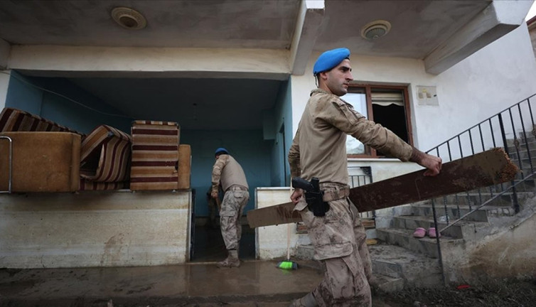 Su altında kalan köyün yardımına Mehmetçik koştu. İyi ki varsınız aslan parçaları