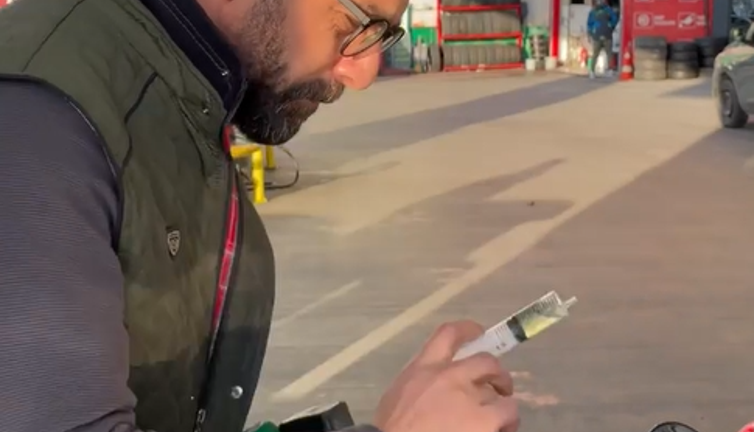 Vatandaş acınacak halde. Parası ancak bu kadar benzin almaya yetti