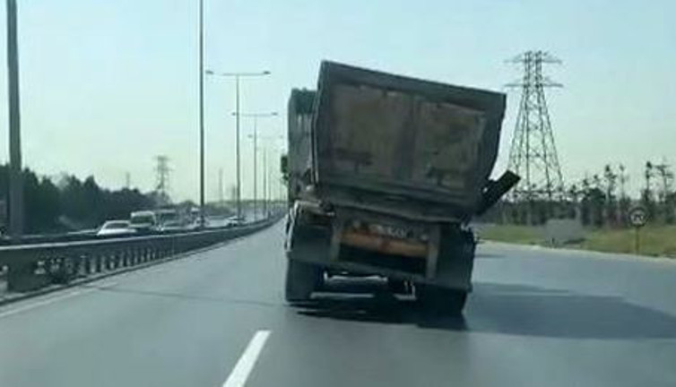 Yamuk kamyon korku saçtı