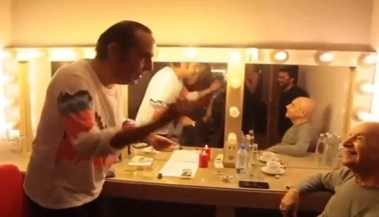 Özkan Uğur Mazhar Alanson'u kuliste yerin dibine sokmuştu. Ölümünün ardından videoları gündem oluyor