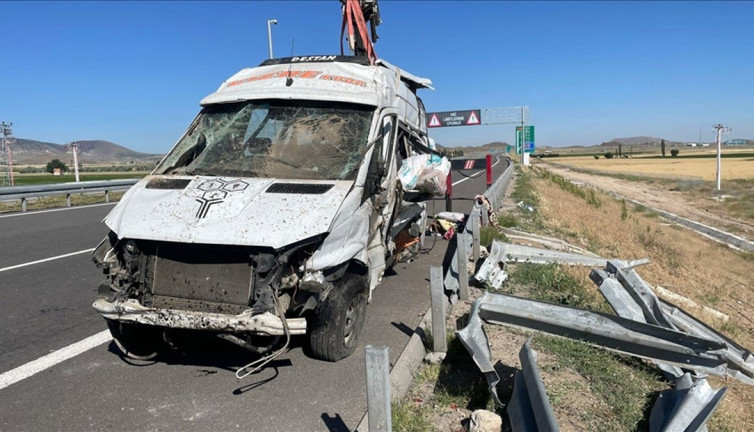 İşçileri taşıyan minibüs devrildi: 24 yaralı