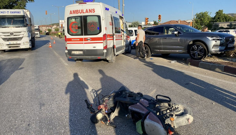 Lüks otomobil 13 yaşındaki çocuğa çarptı