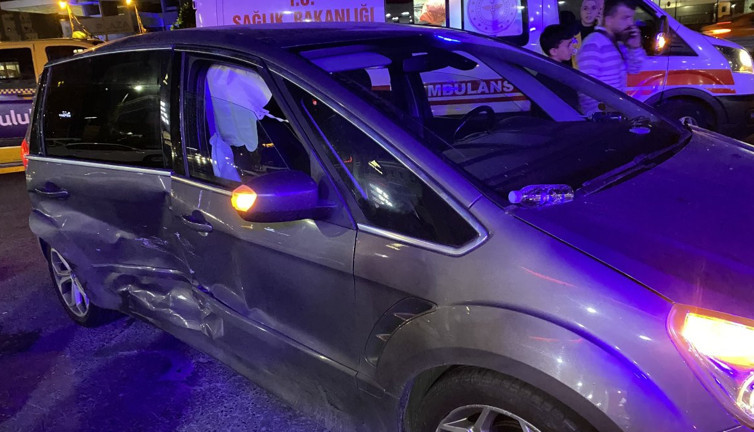 Cevizlibağ E5'te 2 araç çarpıştı