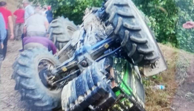 Traktör kazasında iki kardeşi birbirinden kopardı