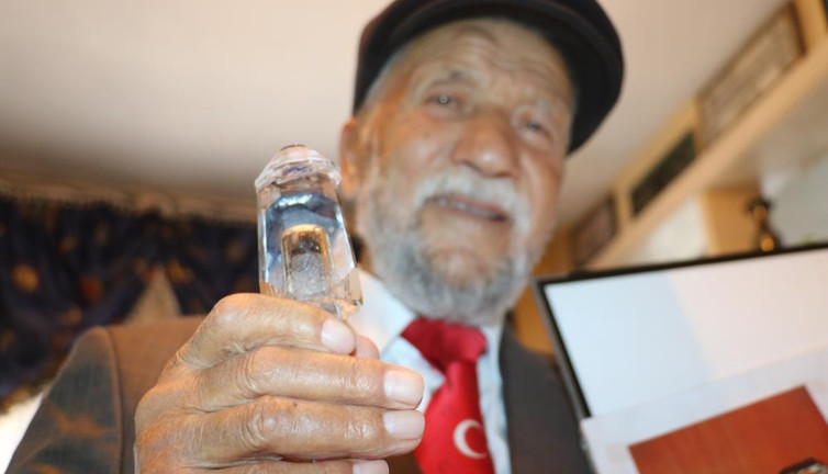 Böyle aşk görülmedi! Cam biblonun içerisinde yıllardır saklıyor