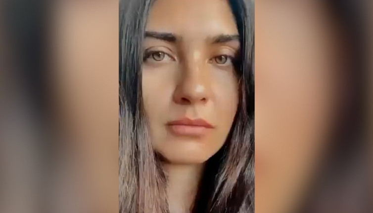 Tuba Büyüküstün’ün İngilizce videosu herkesin diline düştü. “Sıcaklardan oluyor bunlar”