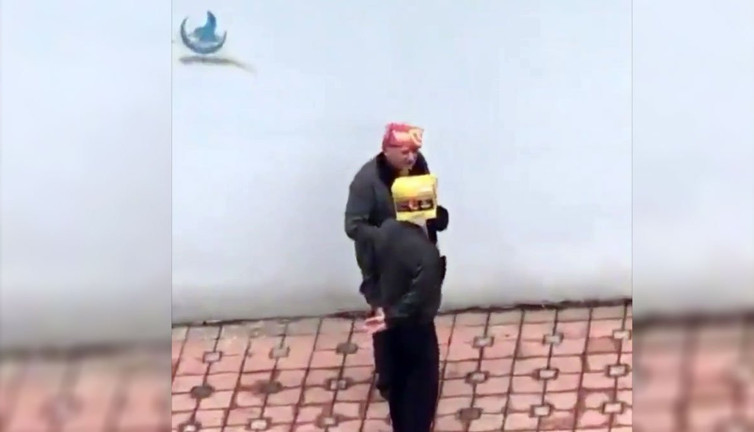 Sıcaktan korunmada gelinen son nokta. Kafaya karton kutu sırta kalın ceket