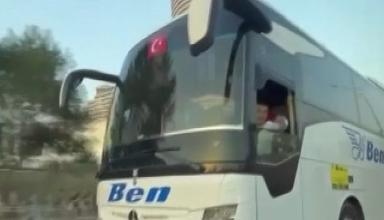 D-100'de şerit değiştirme gerginliği. Otobüs şoförü otomobile su şişesi fırlattı