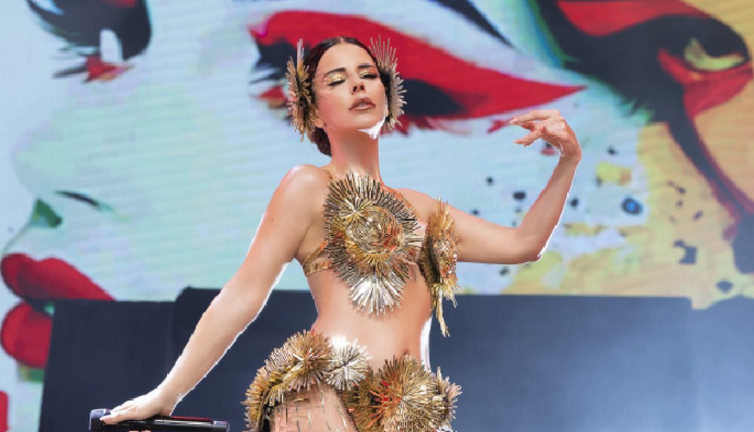 Şarkıcı Simge Sağın sahneye yılbaşı çamı gibi çıktı