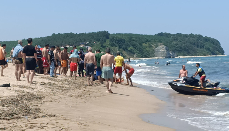 Denizde kayboldu. Jet ski ile karaya çıkarıldı. Hastanede hayatını kaybetti