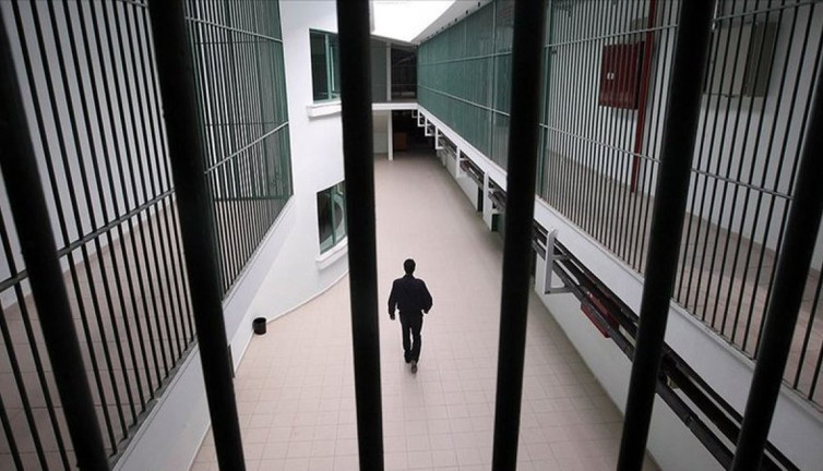 Üniversiteyi bitiren 70 mahkuma af çıktı