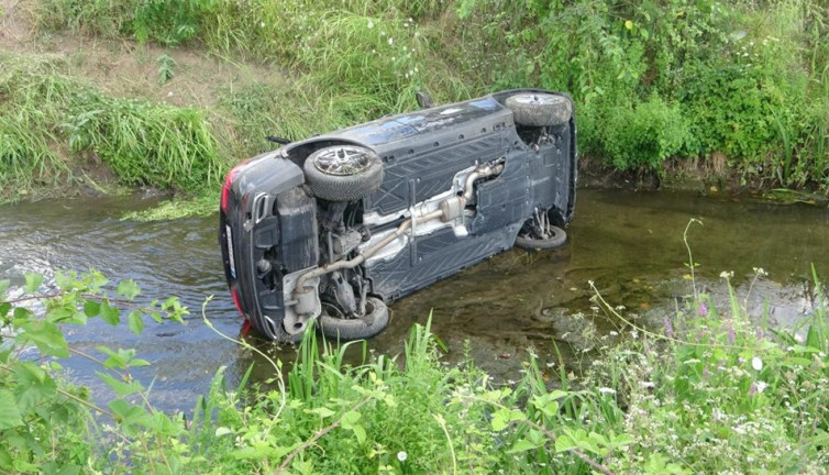 Kontrolden çıkan otomobil çaya uçtu: 4 kişi yaralandı