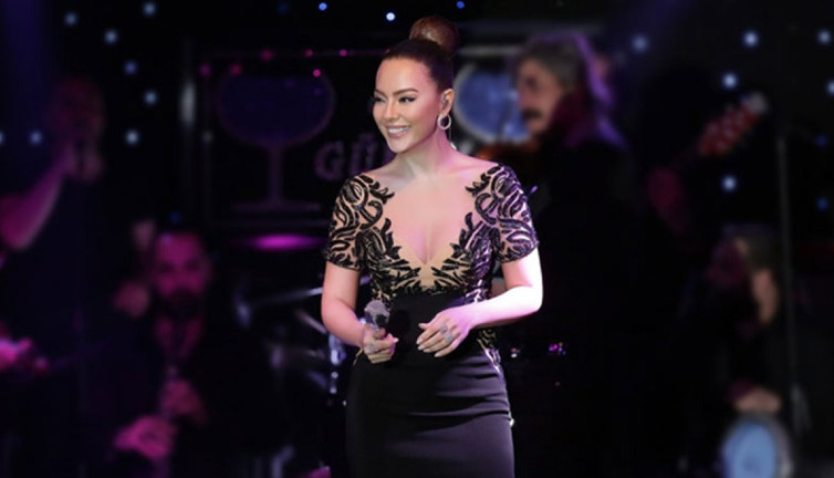 Ebru Gündeş sahnede neye uğradığını şaşırdı. Kimse yardım edemedi.