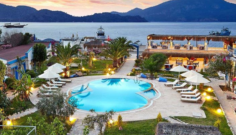 Otellerde doluluk oranları düşünce fiyatlara fren geldi. Turizmciler düştünüz mü yerli turistin eline