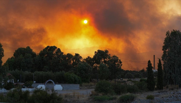 Günlerdir kontrol altına alınamıyor. Yunanistan'daki orman yangınlarda ölü sayısı 4'e yükseldi