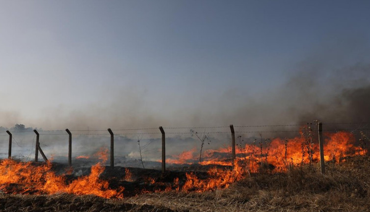 Kırklareli'deki tarla yangını İstanbul yönündeki trafiği felç etti