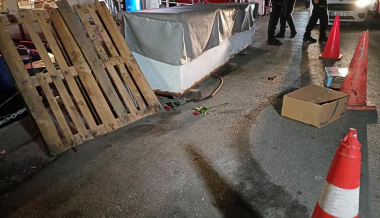 Elinde çiçekle yürüyen kadın silahlı saldırıda yaralandı