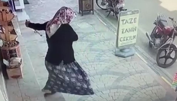 Yere düştü. Tabelayı kırdı. Alnı açıldı. Söylediği söz yürek burktu