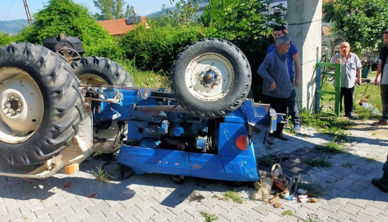 Traktörünü harç tankerine bağlamıştı. Araç takla atınca hayatını kaybetti