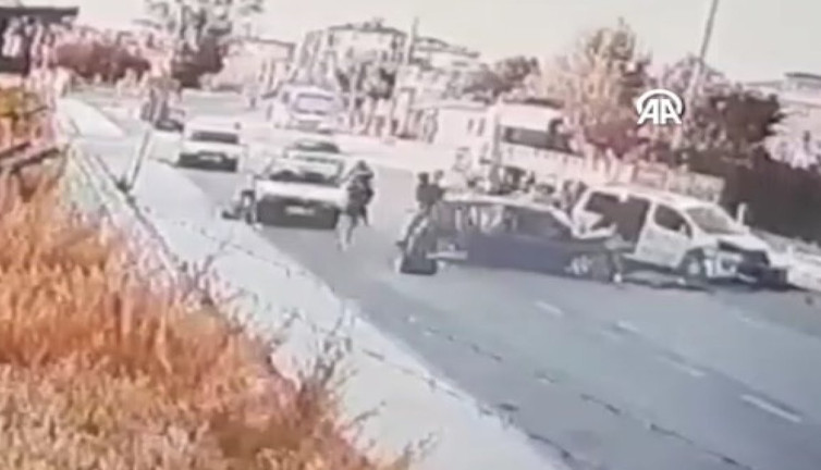 Kafa kafaya çarpışan iki araçtaki 6 kişi ölümden döndü. Kaza anı saniye saniye görüntülendi