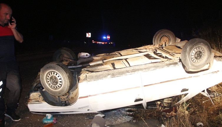 Bilecik'te aile faciasının eşiğinden dönüldü. Takla atan otomobilin içinden yaralı kurtuldular